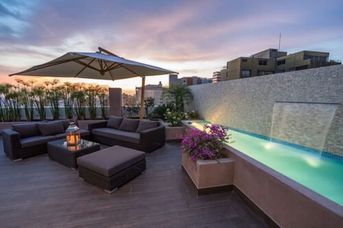 Jose Antonio Deluxe, Primary image