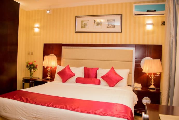 Simama Hotel, Primary image