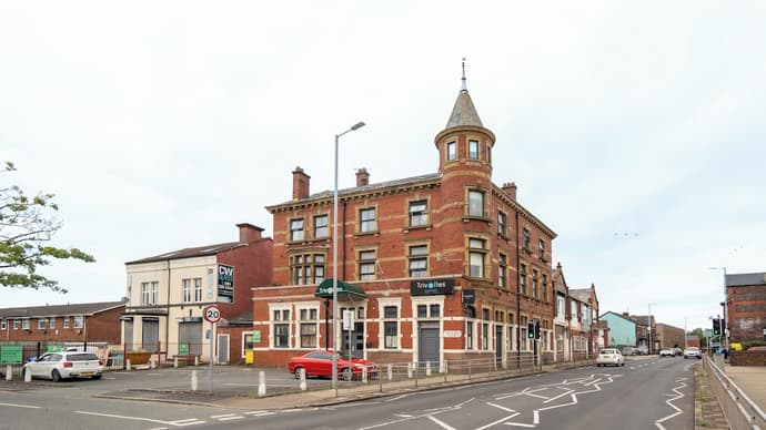 Trivelles Seaforth, Primary image