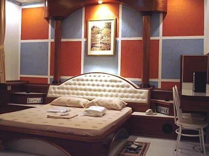 North Palace Hotel, Primary image