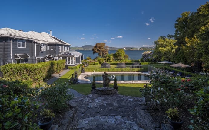 Black Swan Lakeside Boutique Hotel