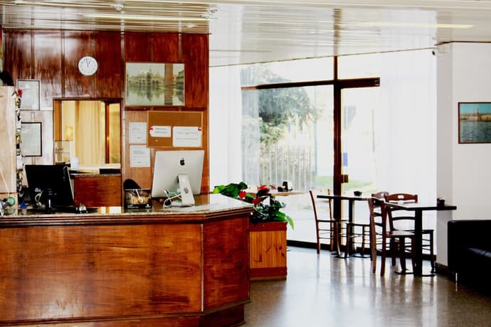 Hotel Colombo, Primary image