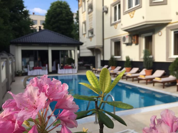 Eney Hotel, Primary image