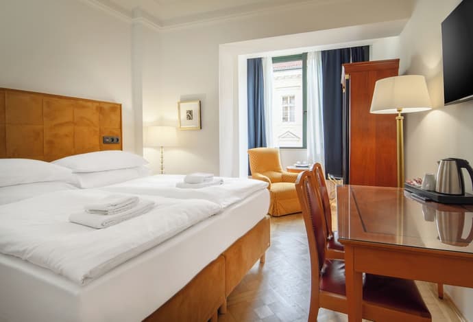 Hotel Bologna, Primary image