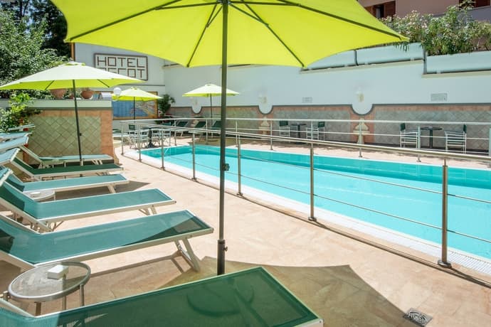 Hotel Ascot, Primary image