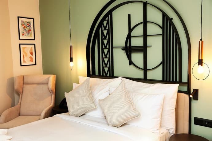 Zeus Essence Bucharest Opera, Primary image