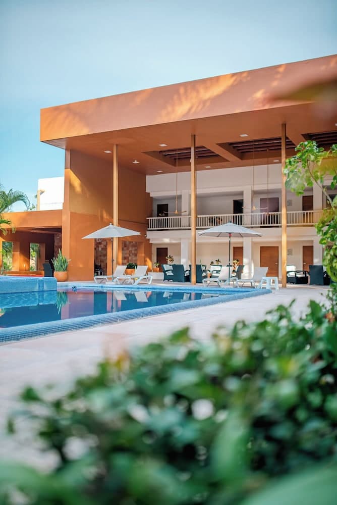 Hotel Ixzi Plus, Primary image