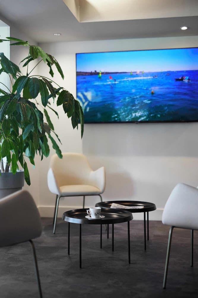 Hôtel Cyano Fréjus-Saint Raphaël, Reception