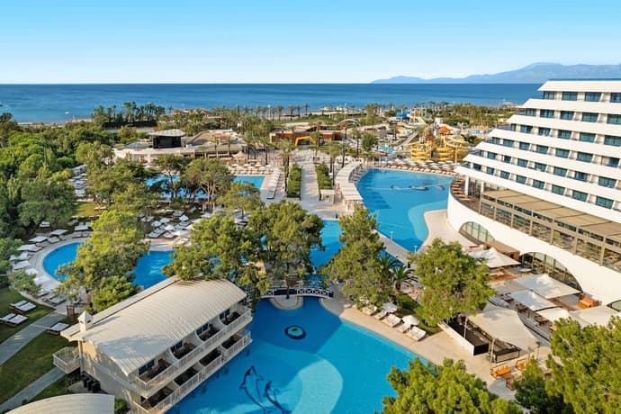 Titanic Deluxe Lara, Primary image