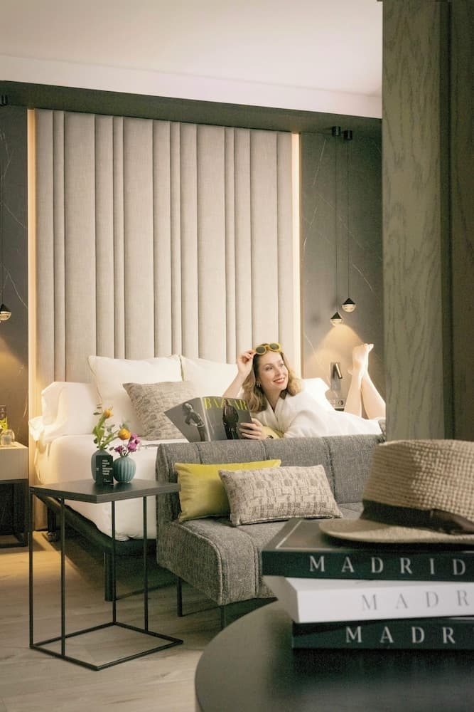 Hotel Regina, Primary image