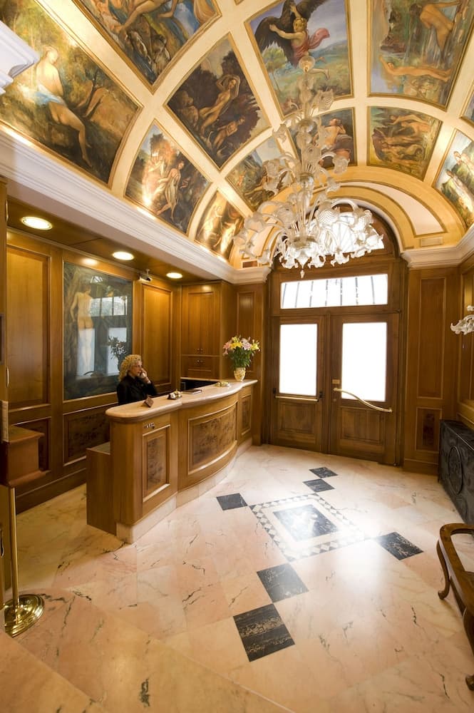 Hotel Joli, Primary image