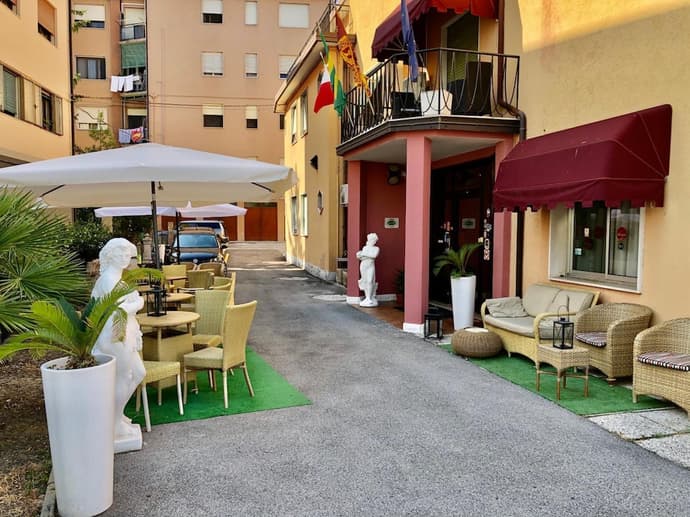 Delle Rose, Primary image