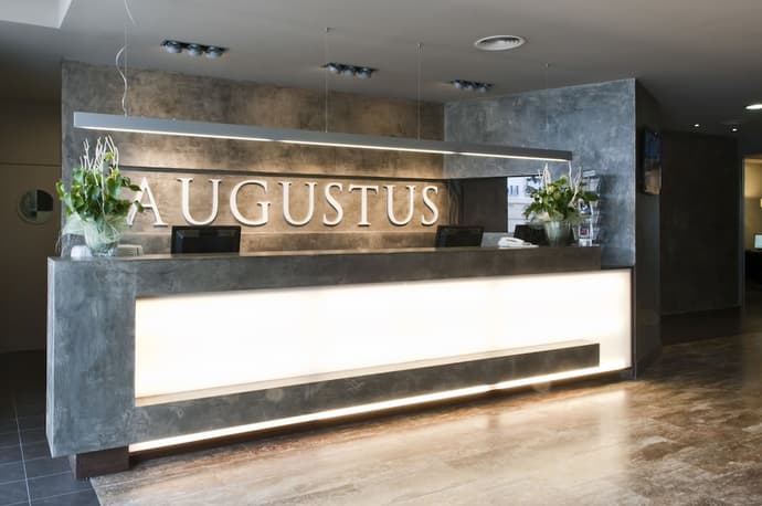 Hotel Augustus, Reception