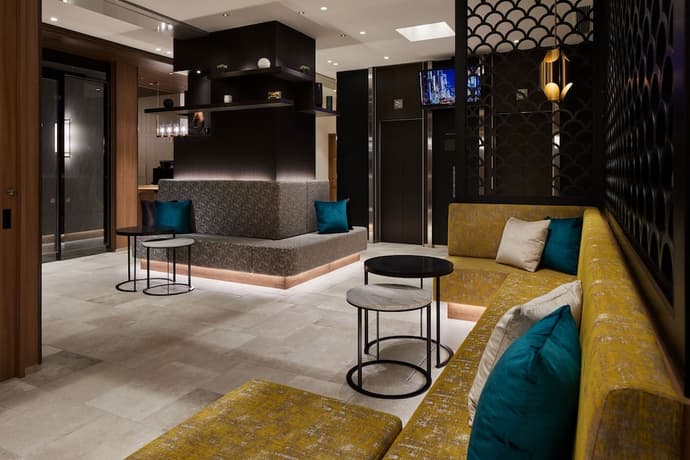 the b akasaka-mitsuke, Primary image