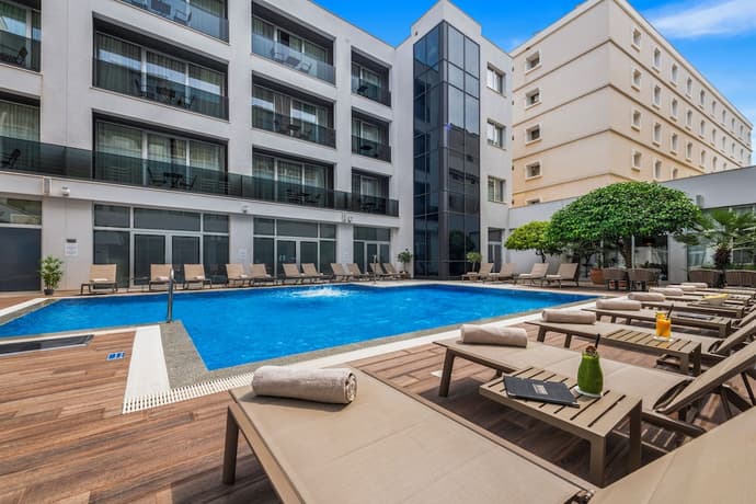 Hotel Lero, Primary image