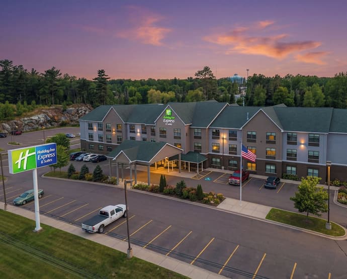 Holiday Inn Express & Suites Marquette by IHG