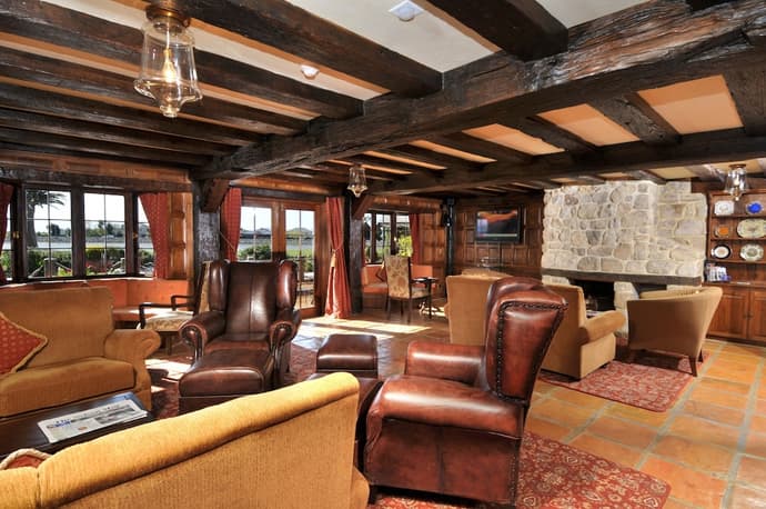 Grand Arden Monaco Nelson, Interior entrance