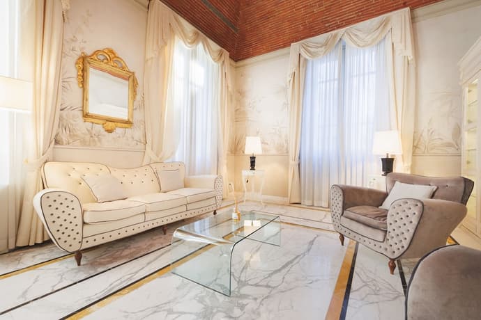 Hotel Embassy, Primary image