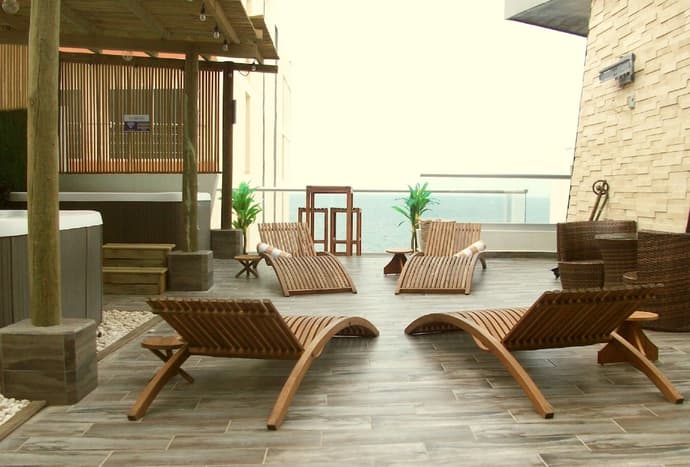 Hotel Clipperton, Primary image