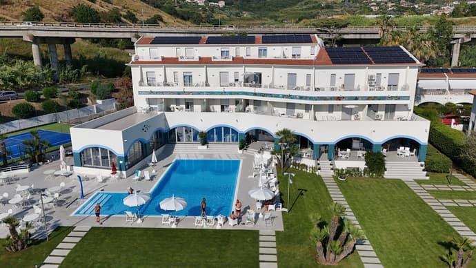 Hotel Poseidon, Primary image