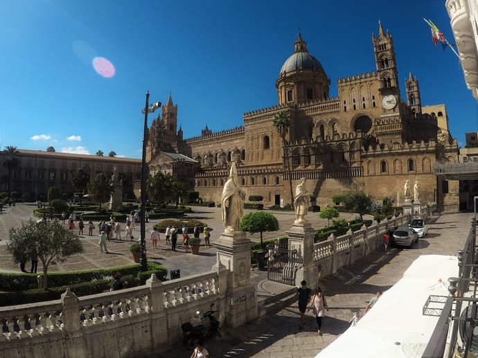 I vicini della cattedrale, Primary image