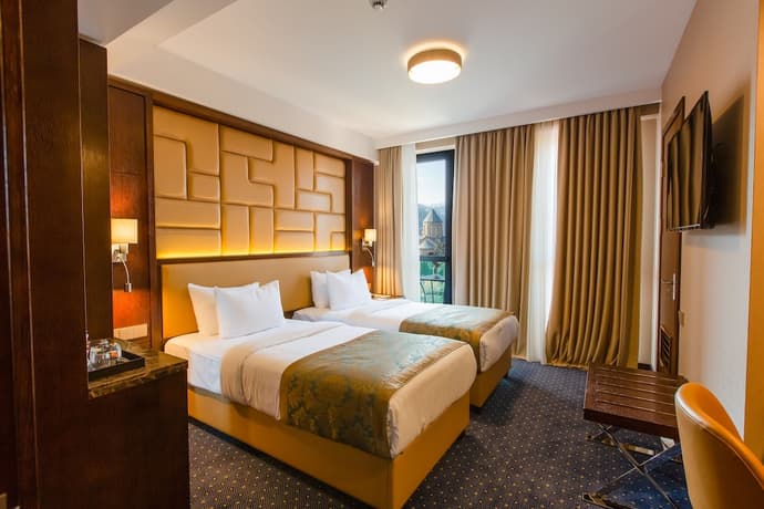 KMM Hotel, Primary image