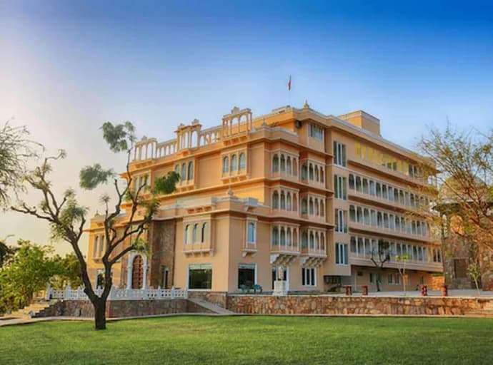 Fateh Niwas, Primary image