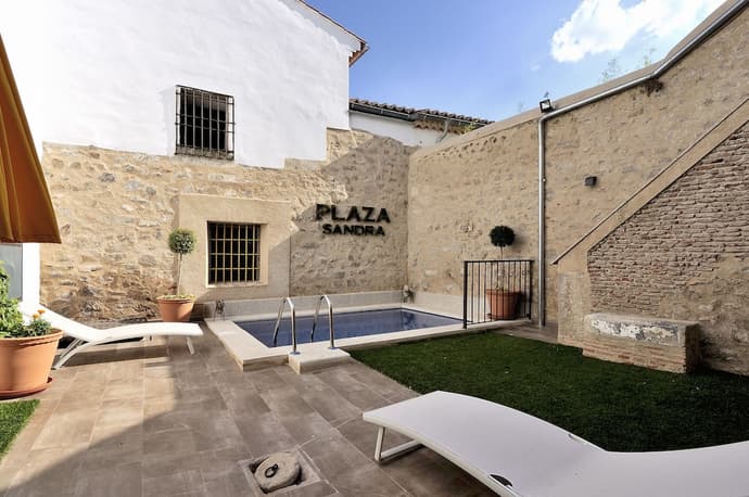 Plaza Sandra, Primary image