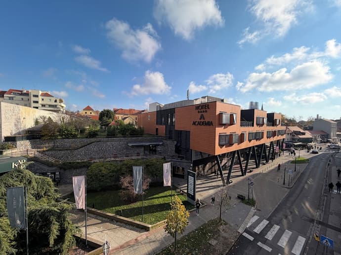 Hotel Academia, Primary image