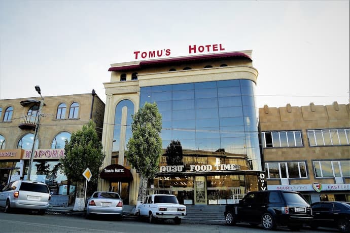 Tomu's Hotel, Primary image