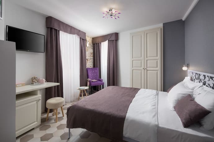 Noemi's rooms, Primary image