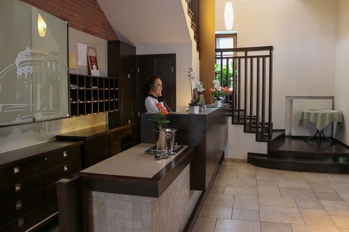 Bazilika alatt Panzió, Reception