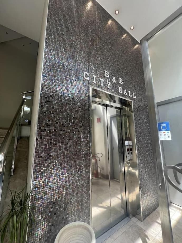 City Hall, Primary image