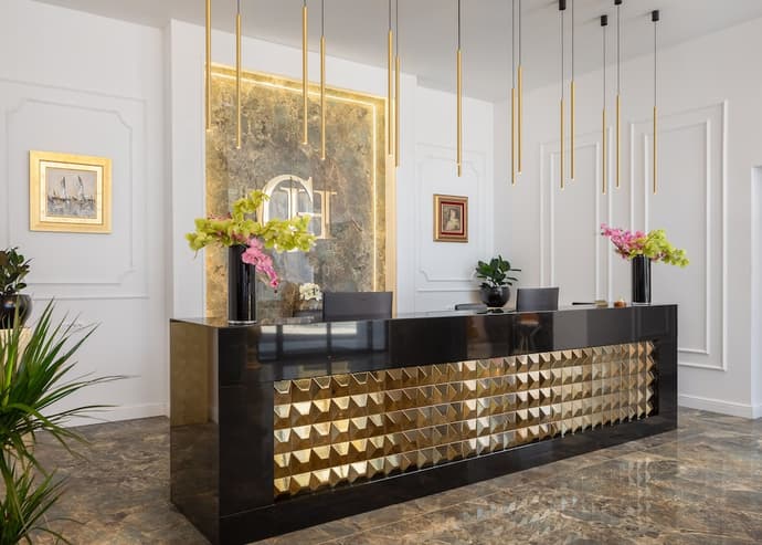 Hotel Corner, Primary image