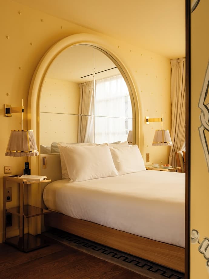 9Confidentiel, Primary image