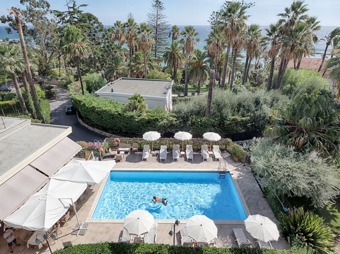 Hotel Paradiso, Primary image