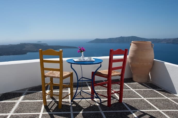 Manos Small World, Primary image