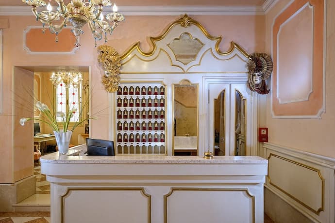 Hotel Canaletto, Reception