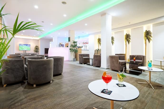 Akeah Broncemar, Reception