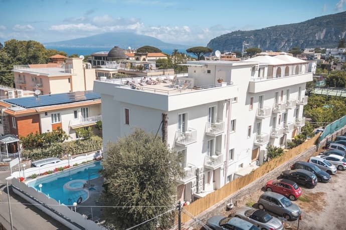 La Pergola, Primary image