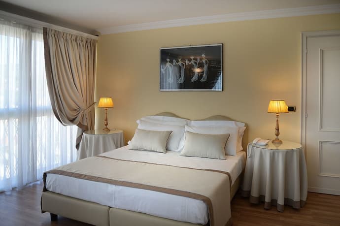 Ambasciatori Palace, Primary image