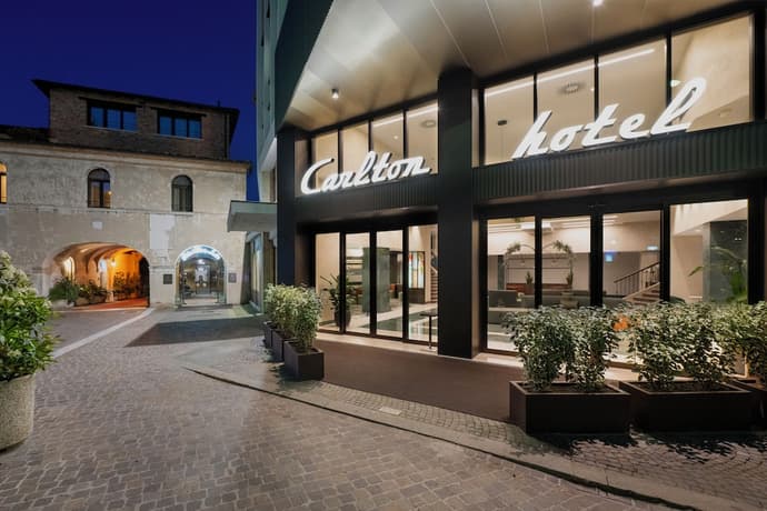 Carlton, Primary image