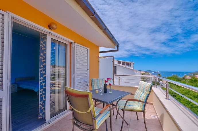 Komazin, Primary image