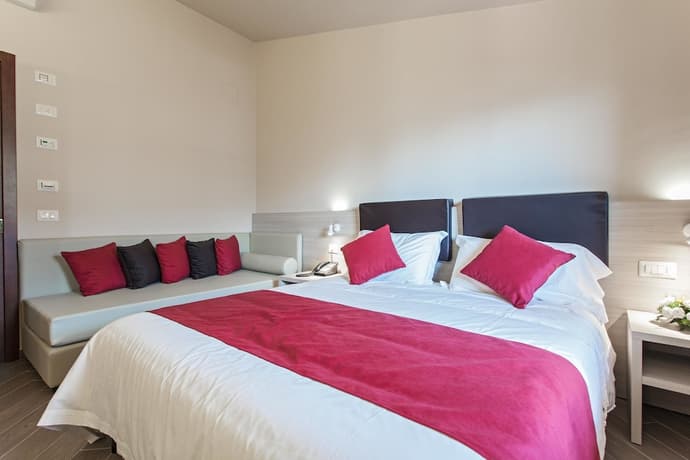 Hotel Los Angeles, Primary image