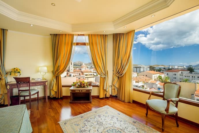 Hotel Panorama, Primary image