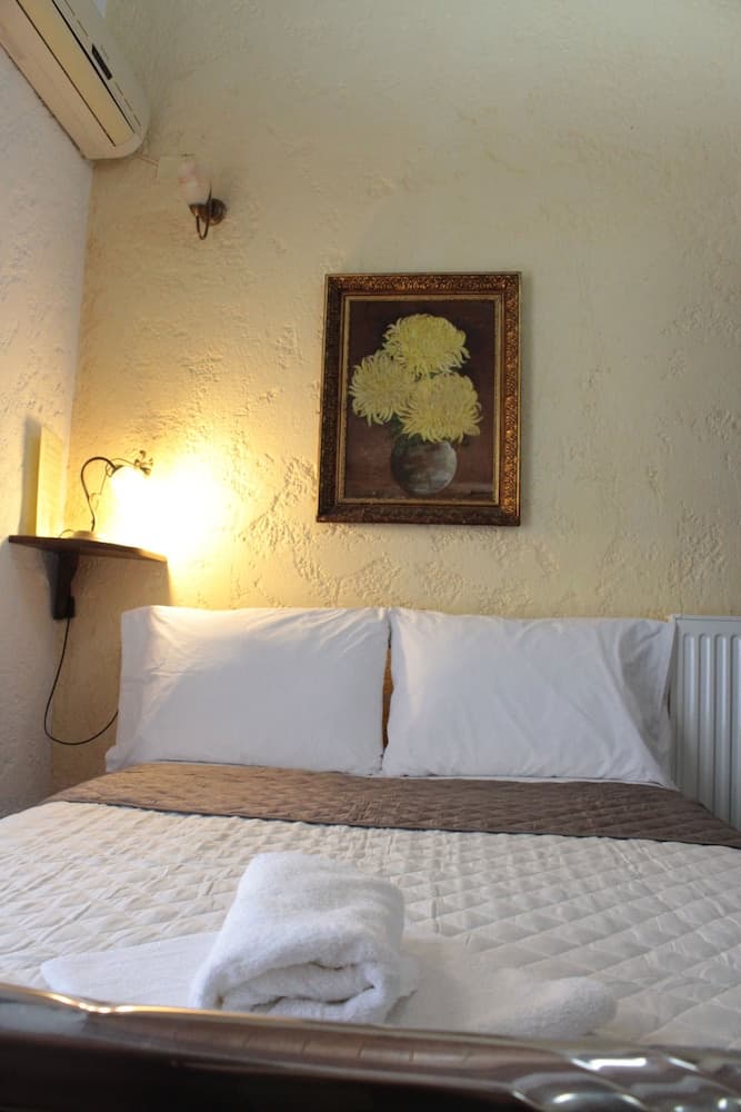 Keramos, Primary image