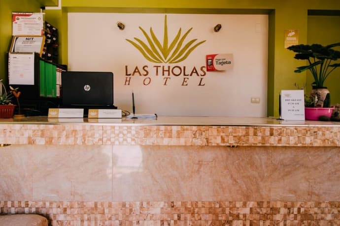 Las Tholas Hotel, Reception