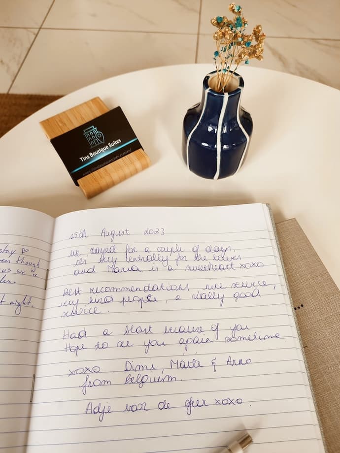 Tins Athens, Reception