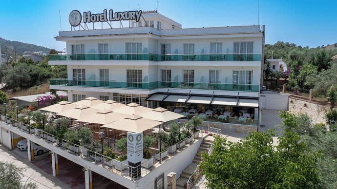 Hotel Luxury, Primary image