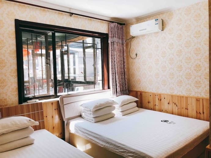 Skylit Great Wall Country House